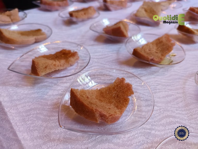 Degustazione con abbinamento di pane e miele dell'Apicoltura Gervasini